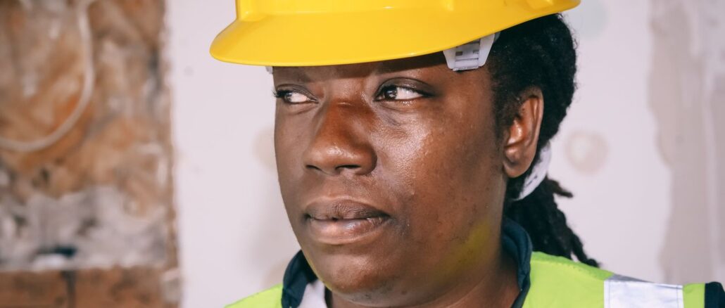Damen-Arbeitskleidung 2026: Die 7 besten Shops für Workwear für Frauen im Vergleich